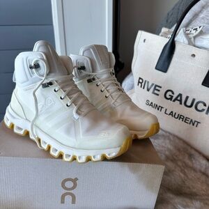 OnCloud Hiking shoes NWT LIMITED EDITION size 6